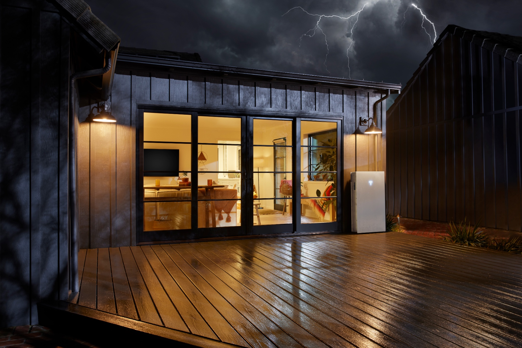 Tesla Powerwall levert back-upstroom tijdens een stroomstoring bij nacht en onweer