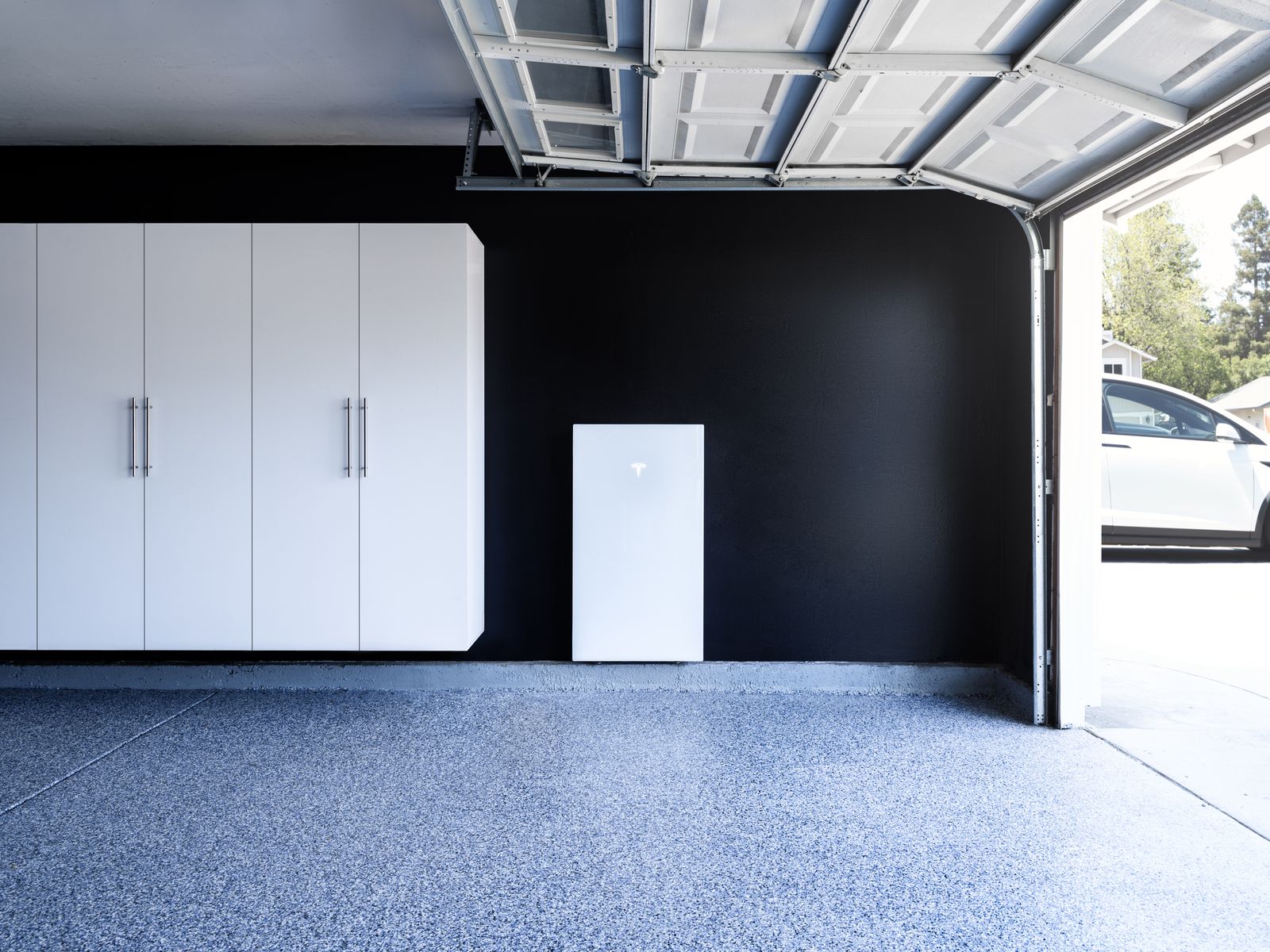 Tesla Powerwall 3 in een garage van een woning zonder zonnepanelen: laden vanaf het net in goedkope uren