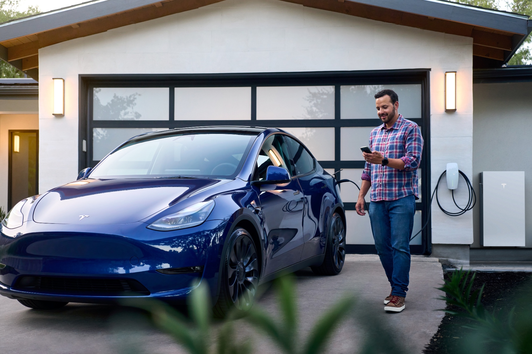 Tesla Model Y opgeladen met een Tesla Powerwall thuisbatterij via de Tesla Wall Connector