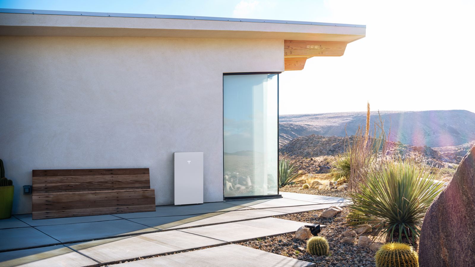 Tesla Powerwall 3 aan een gevel met overkapping: beschutte plaatsing helpt de levensduur
