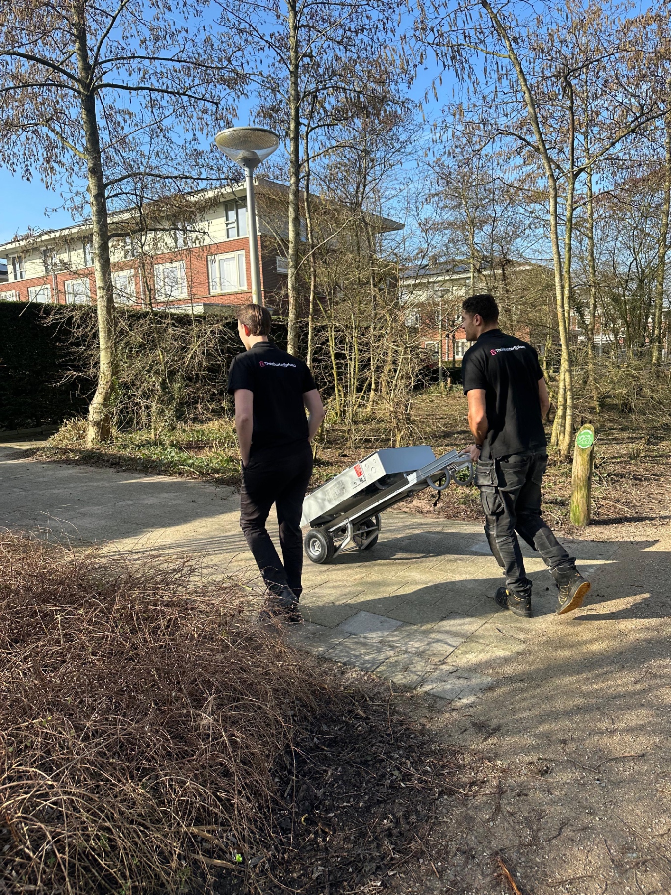 Tesla Certified Installers van Thuisbatterijplaza onderweg naar een installatie met een Tesla Powerwall 3P