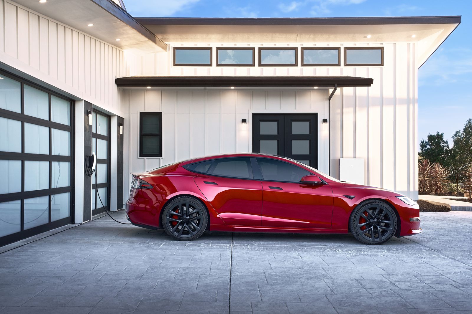Tesla Powerwall 3 naast een ladende Tesla: batterij en auto laten meebewegen met goedkope uren