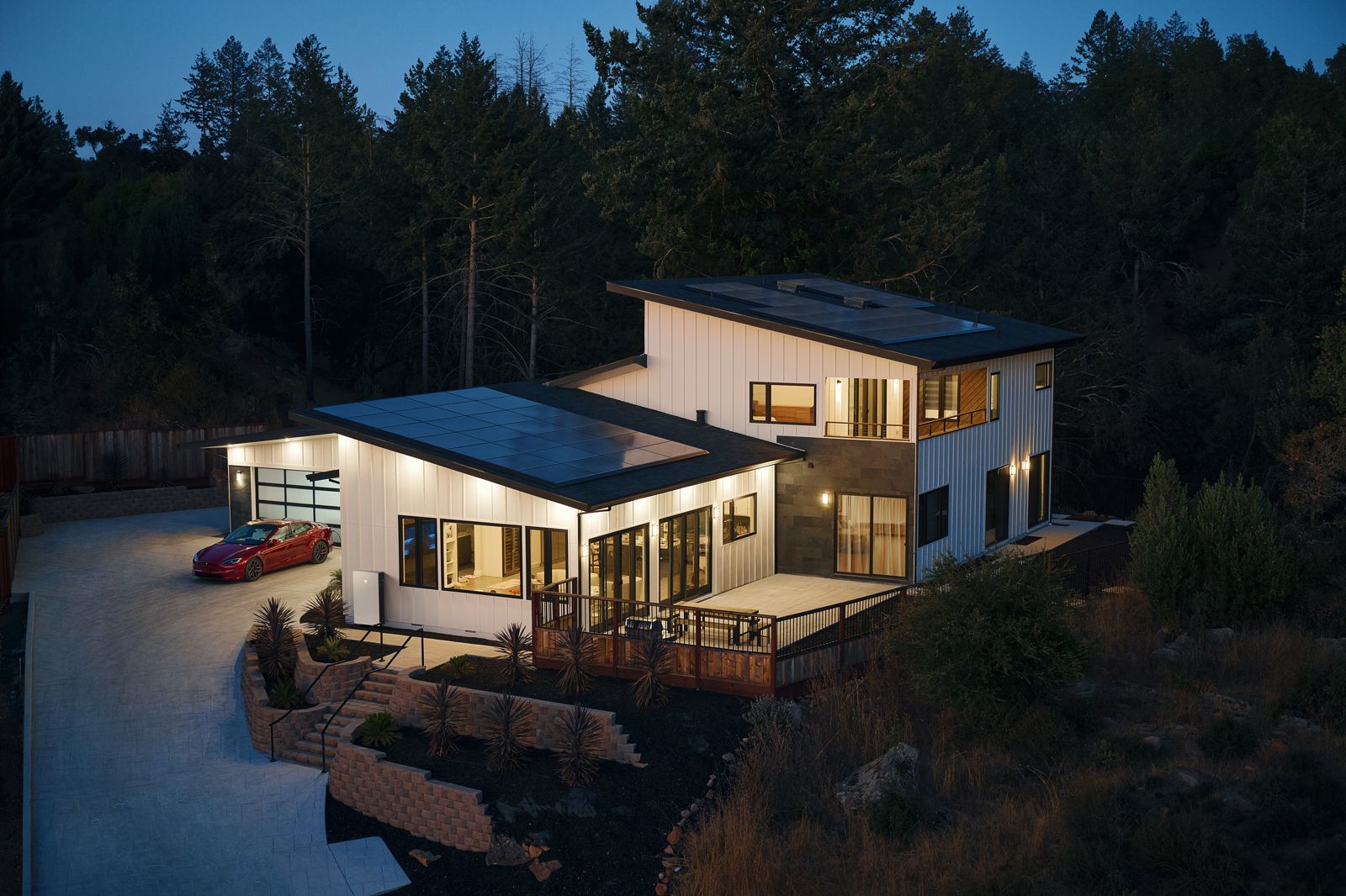 Woning ’s avonds verlicht met Tesla Powerwall: warmtepomp en huis draaien op opgeslagen zonnestroom