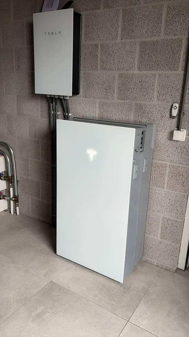 De allereerste Tesla Powerwall 3P van Nederland, met de Tesla Backup Gateway erboven, op 27 oktober 2026 in Amsterdam geplaatst door Thuisbatterijplaza