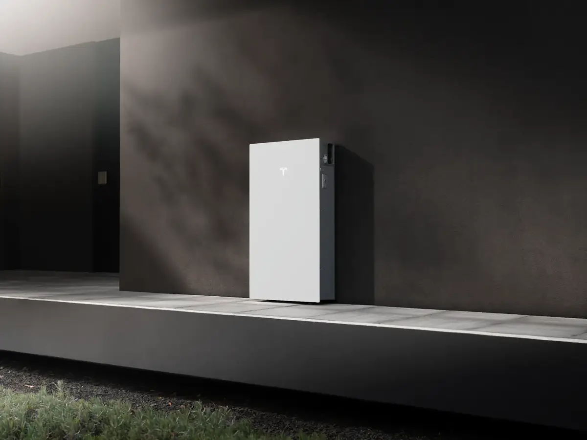 Tesla Powerwall 3P thuisbatterij aan de muur, geïnstalleerd door Tesla Premium Certified Installer Thuisbatterijplaza