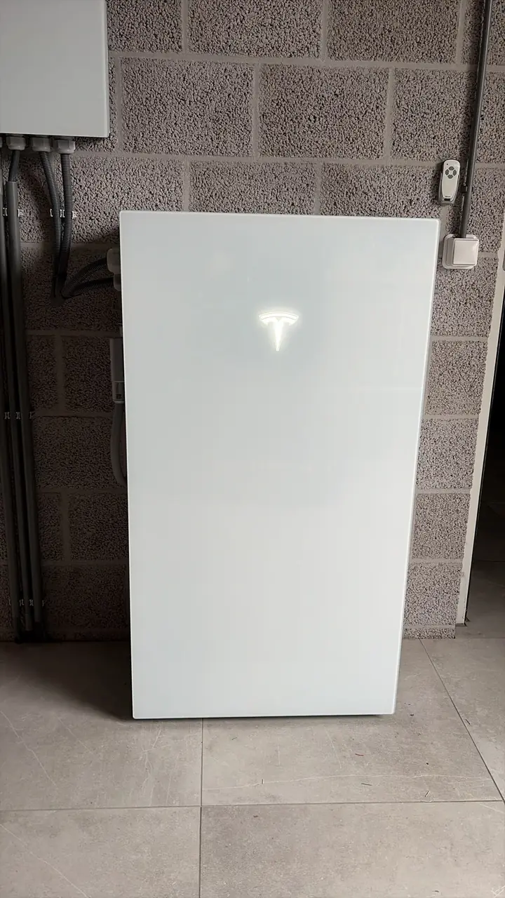 Tesla Powerwall 3P van voren gezien, direct na de installatie door de monteurs van Thuisbatterijplaza